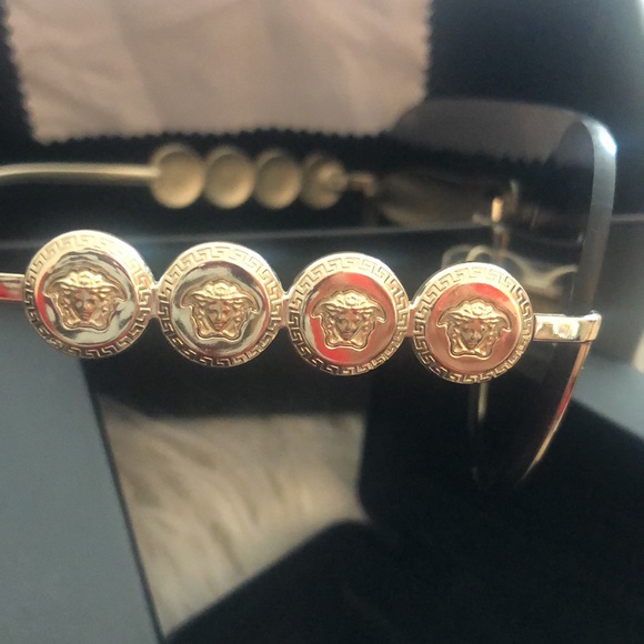 Gorgeous VERSACE piece sunglasses 🌺 - Picture 5 of 5